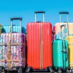 カラフルなスーツケースが並んでいる旅行のイメージ