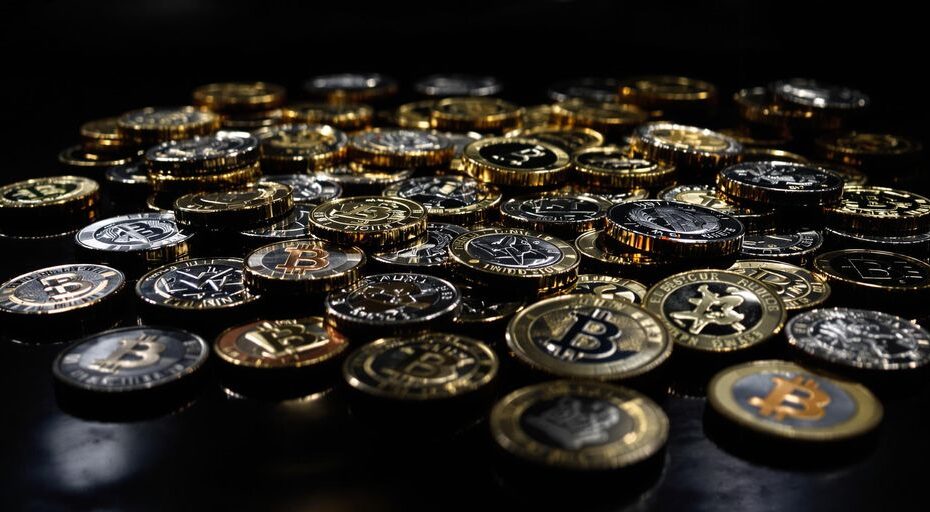 暗い表面に輝く金属製トークンのクローズアップ写真。